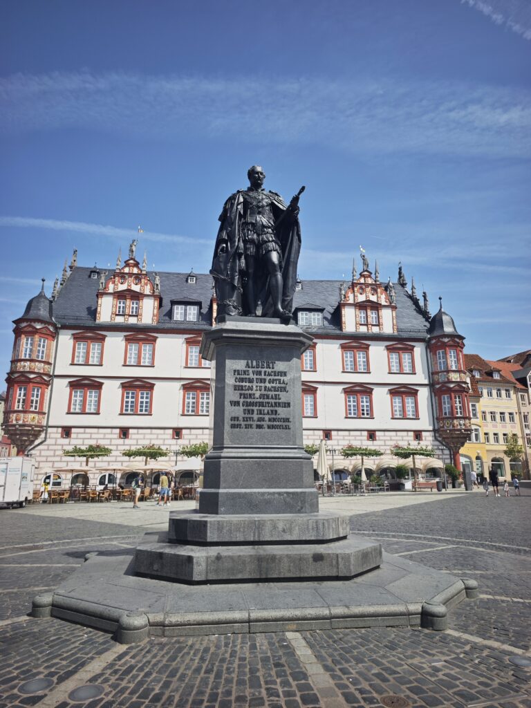 Coburg Altstadt: Das Prinz-Albert-Denkmal auf dem Marktplatz