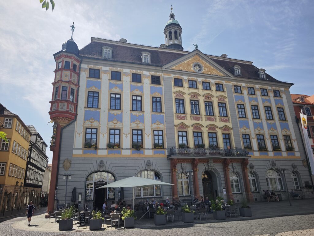 Coburg Altstadt - das prachtvolle Rathaus mit der bunt bemalten Fassade