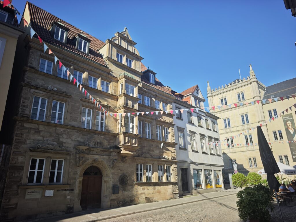 Die Herrngasse in der Coburger Altstadt - mit Blick zum Schloss