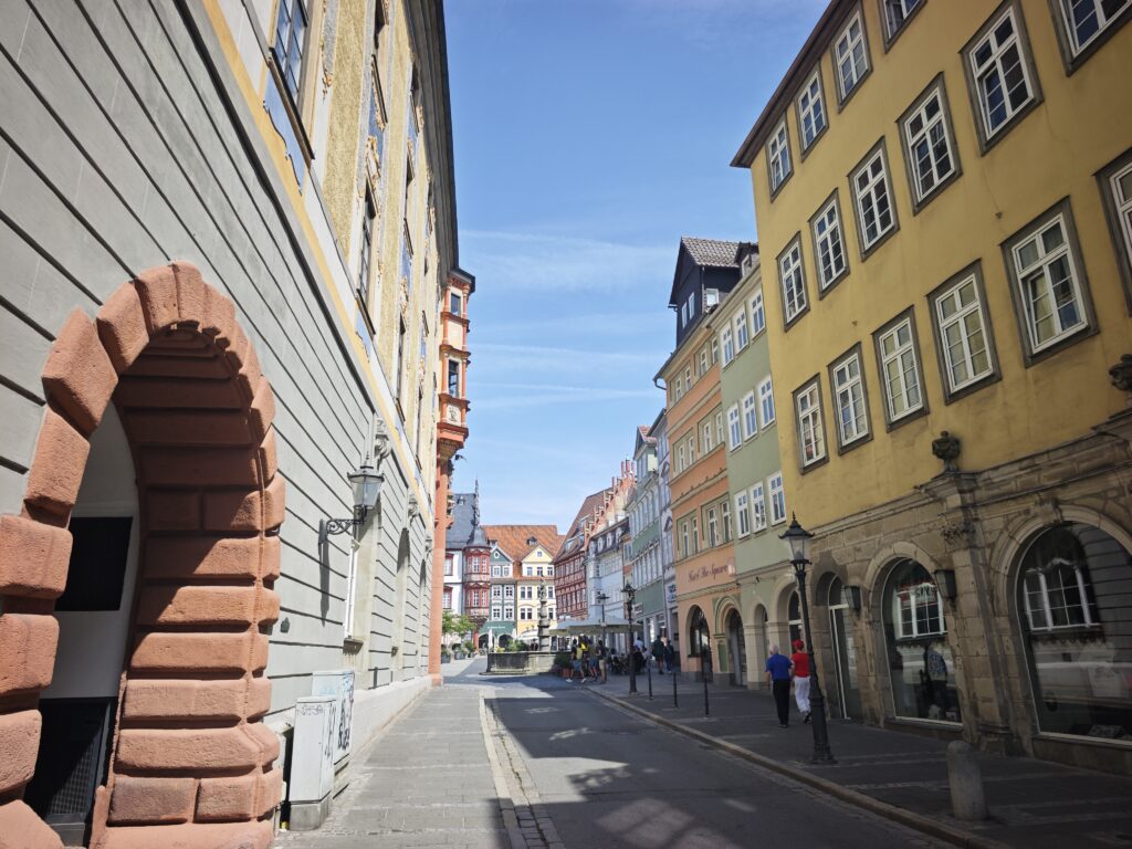 Die Ketschengasse in der Altstadt Coburg - an der Ecke mit dem Rathaus