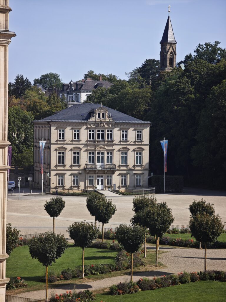 Das Palais Edinburgh am Schlossplatz in der Altstadt Coburg