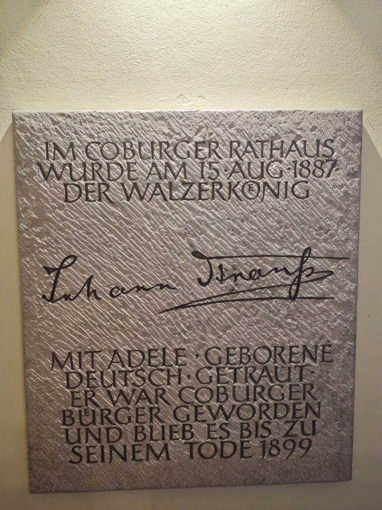 Im Erdgeschoss des Coburger Rathauses hängt die Erinnerungstafel an den Walzerkönig Johann Strauß