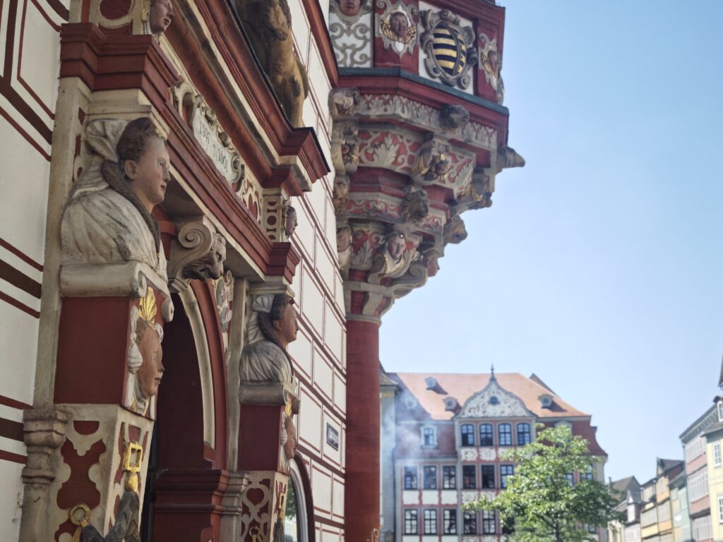 Am Eingang in die Spitalgasse ist die berühmte Fassade des Stadthauses