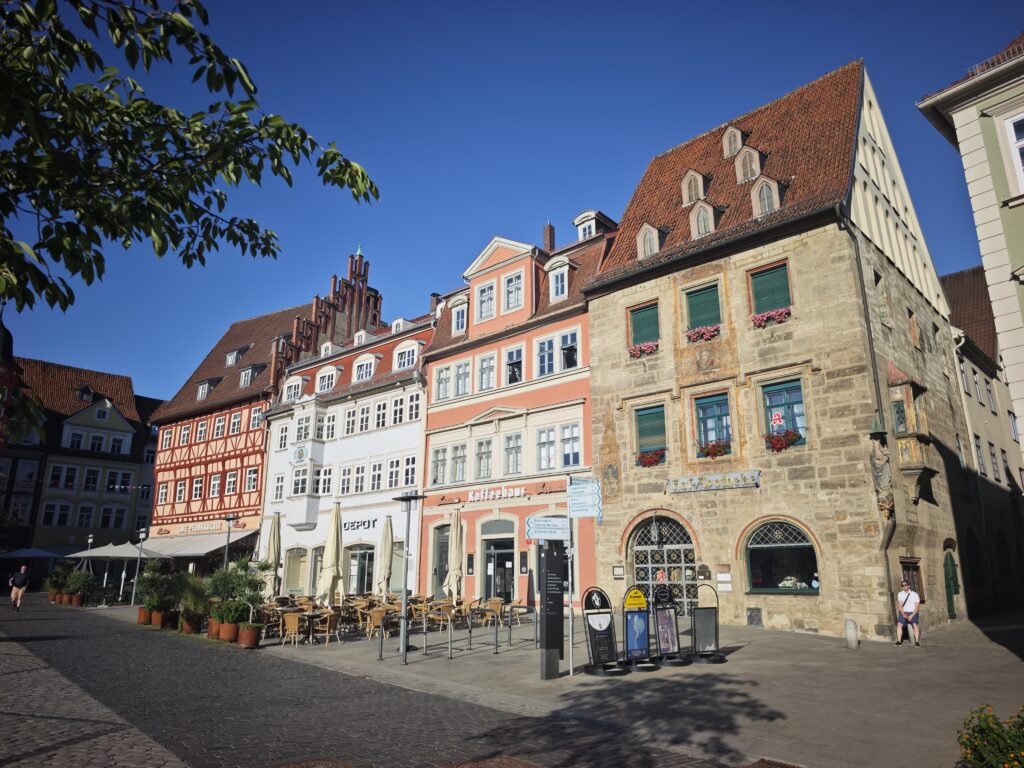 Bunt und wunderbar anzuschauen - die Häuser auf dem Marktplatz Coburg