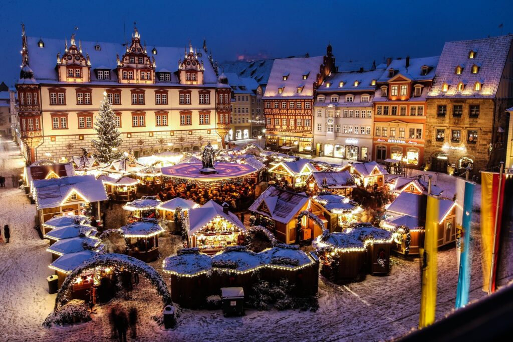 Weihnachtsmarkt Coburg mit Blick auf das Stadthaus. Foto: Coburg Tourismus, Henning Rosenbusch